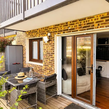 B, 2 Adultes Et 1 Enfant Terrasse Et *
